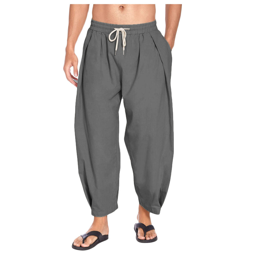 Homme portant un pantalon sarouel noir décontracté à entrejambe basse, idéal pour le loungewear ou mode urbaine.