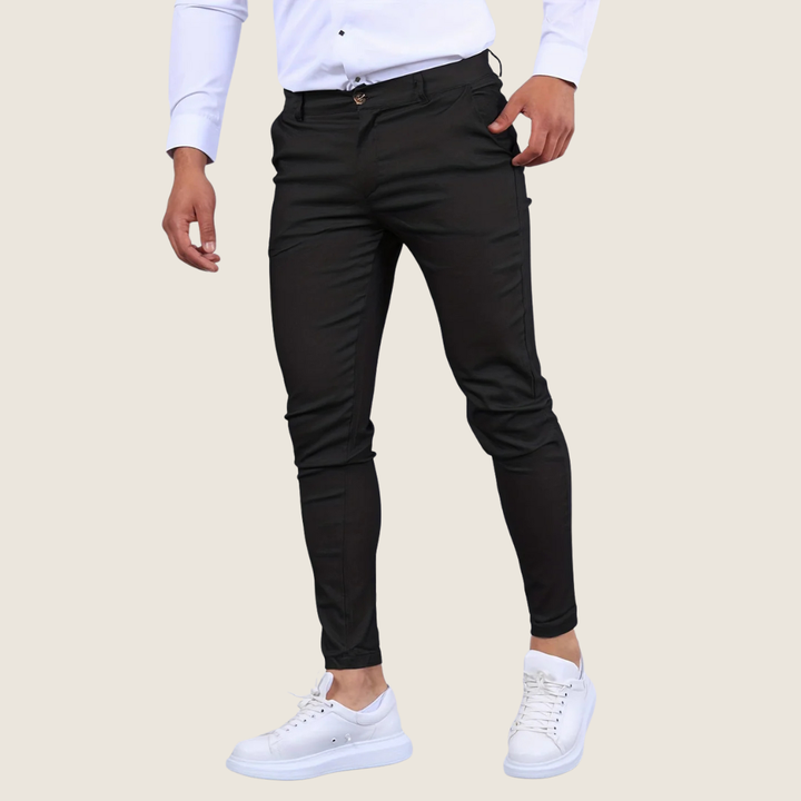 Pantalon slim homme 7/8 confortable, noir, parfait pour le bureau ou une soirée, alliant chic et modernité.