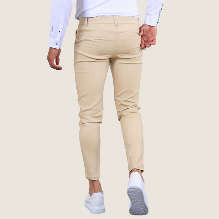 Pantalon slim homme 7/8 gris, coupe impeccable, offrant un style moderne et élégant pour toute occasion.