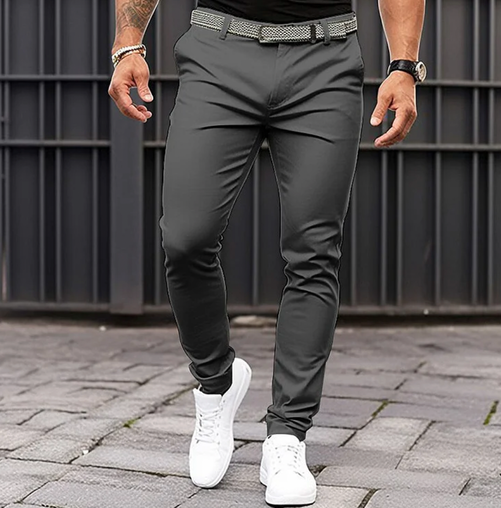 Pantalon slim homme élégant gris, coupe ajustée, parfait pour mode masculine chic ou décontractée.