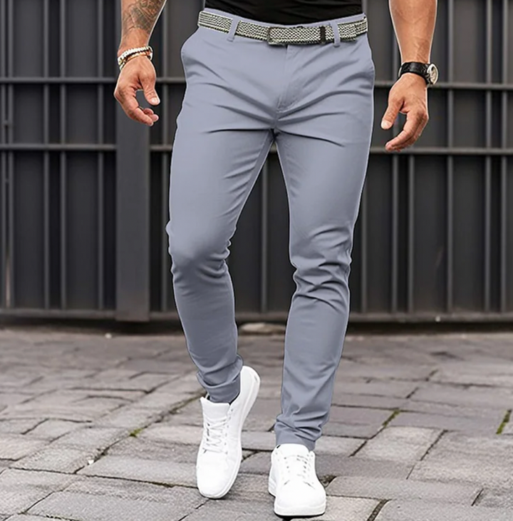 Pantalon homme blanc coupe slim, idéal pour tenue habillée ou décontractée, alliant style et confort.