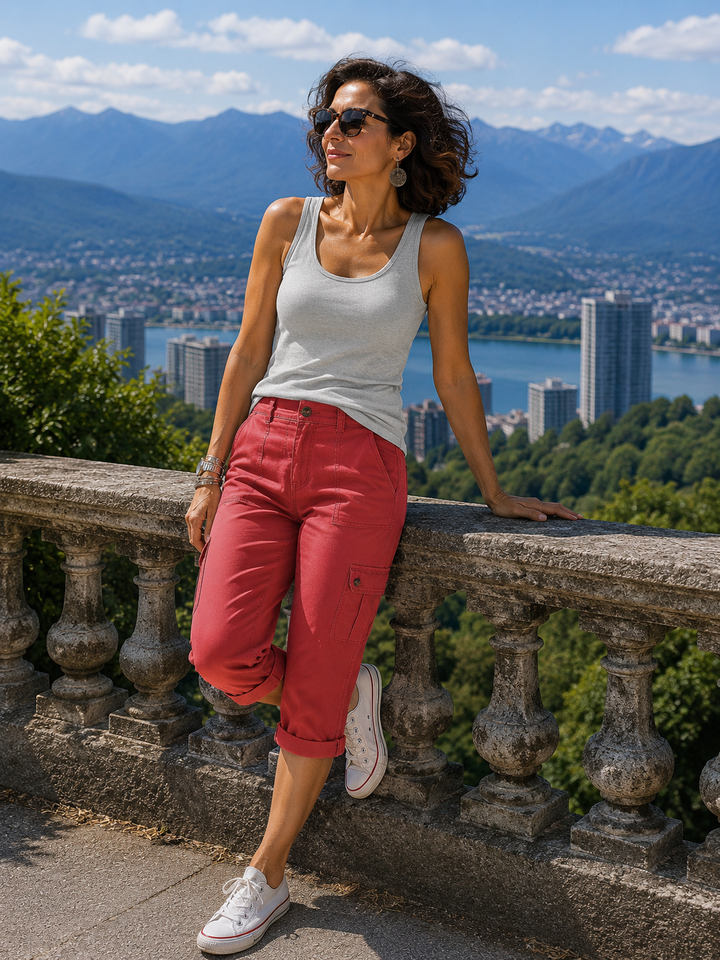 Pantalon cargo capri femme décontracté multipoches, idéal pour l'été et les loisirs.