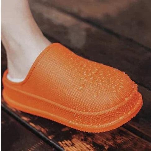 Pantoufles lavables et chaudes pour femme, offrant un confort douillet pour les pieds à la maison.