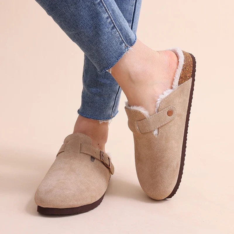 Pantoufles sabots Boston fourrés ultra-doux, offrant chaleur et détente pour hommes et femmes.