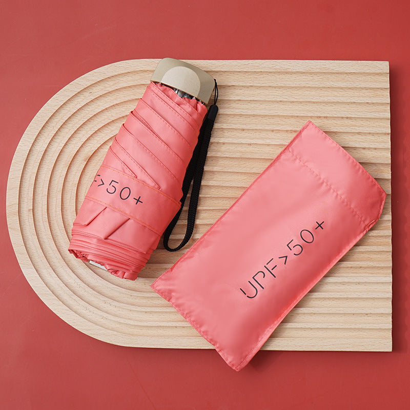 Parapluie résistant à la pluie pour femme, design compact et élégant, accessoire de protection essentiel.