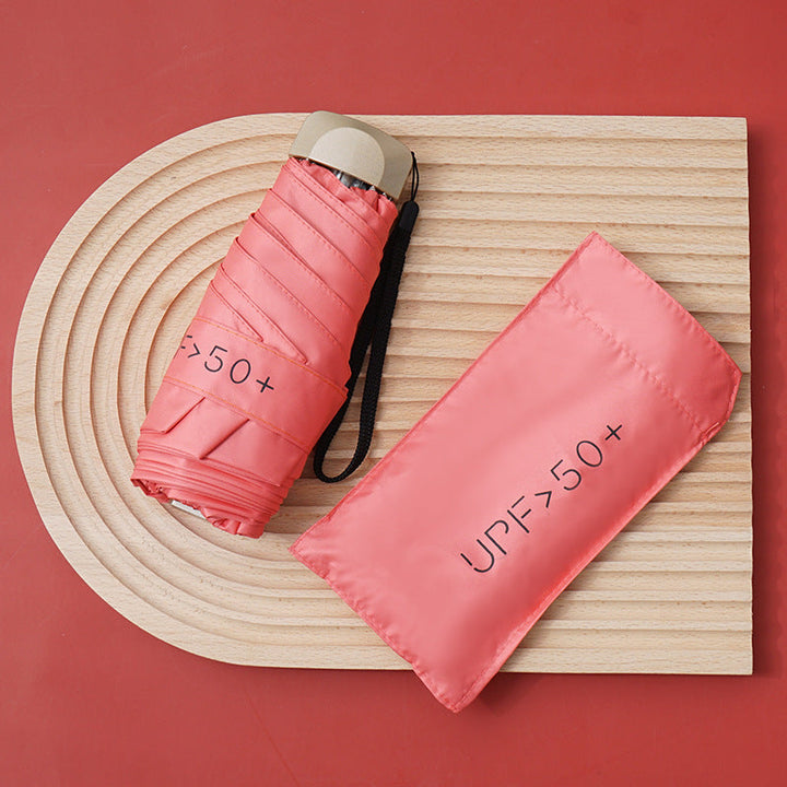 Parapluie résistant à la pluie pour femme, design compact et élégant, accessoire de protection essentiel.