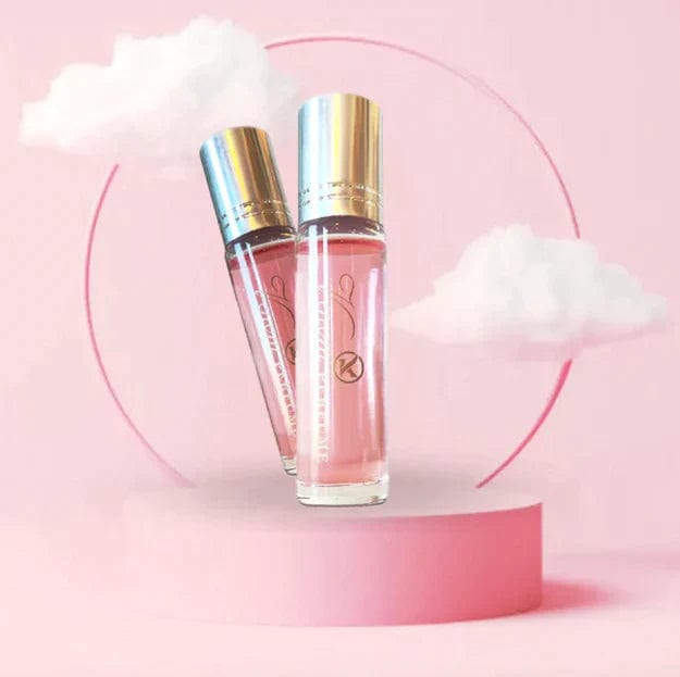Zoom sur le flacon de parfum unisexe aux phéromones, accentuant l'attrait naturel et la séduction.