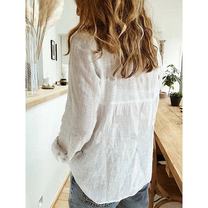 Chemise à col femme confortable, coupe élégante et manches longues, pour un look chic au quotidien.