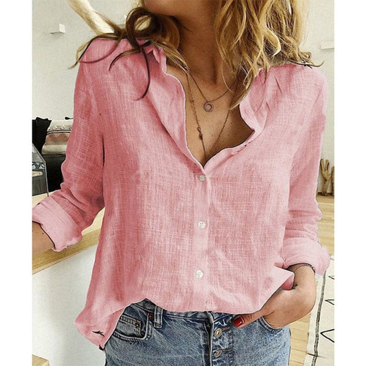 Chemise femme tendance à col, manches longues, pour une mode chic et intemporelle, toutes saisons.
