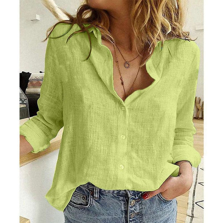 Chemise femme chic à col et manches longues, parfaite pour un style élégant et moderne en toute occasion.