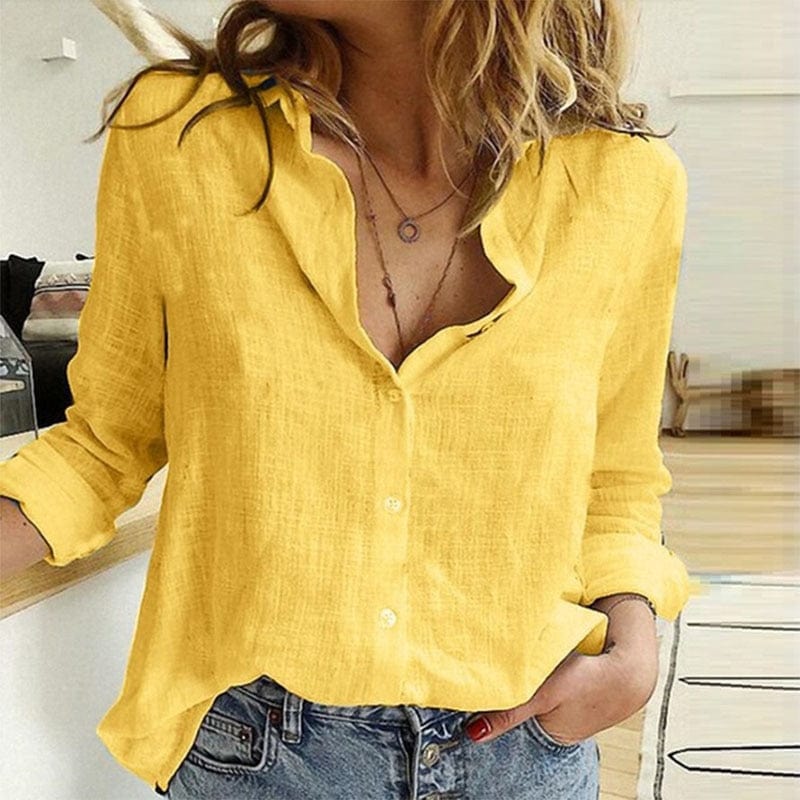 Chemise femme décontractée à col et manches longues, idéale pour un look chic et confortable en ville.