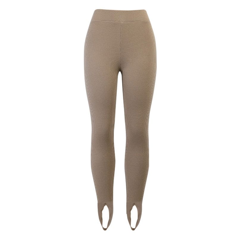 Femme élégante portant un legging côtelé noir taille haute, confort et mode femme assurés.