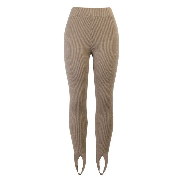 Femme élégante portant un legging côtelé noir taille haute, confort et mode femme assurés.