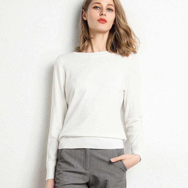 Pull femme hivernal, doux et chaud, avec un col rond classique, parfait pour un confort quotidien chic.