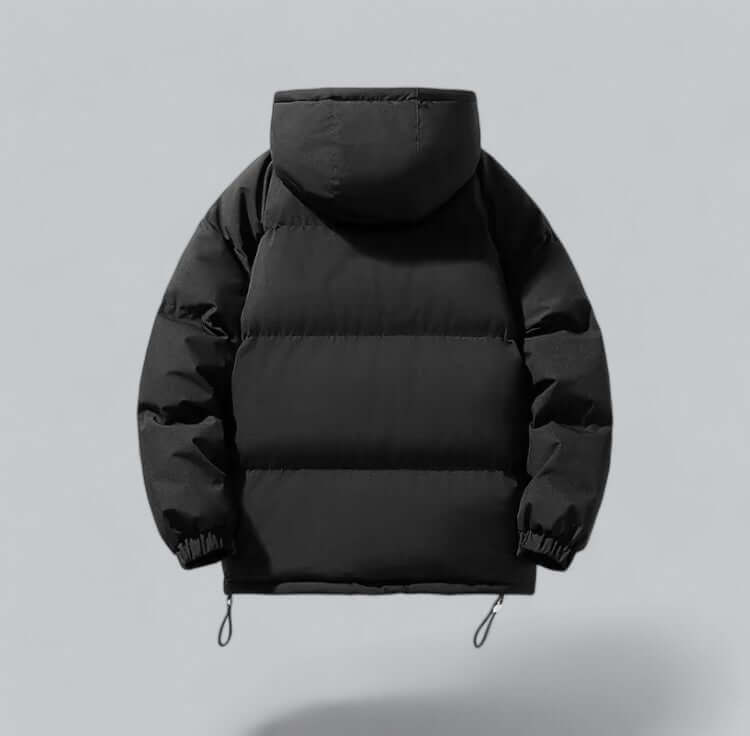 Gros plan sur la texture de la parka chaude homme, montrant sa résistance au vent et au froid hivernal.