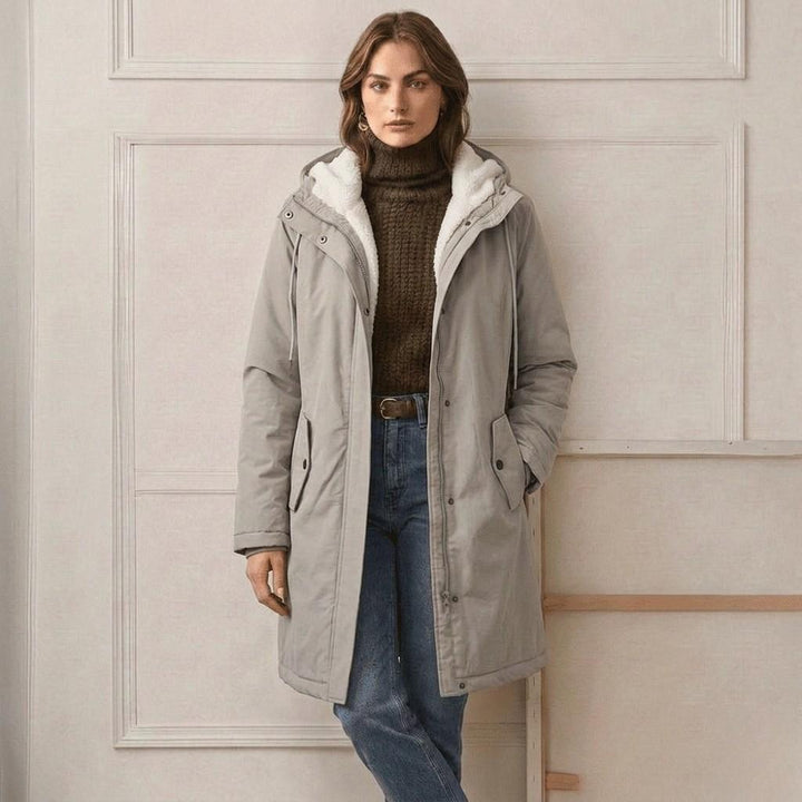 Parka d'hiver femme, doublure polaire épaisse, poches pratiques, idéale pour les jours froids.