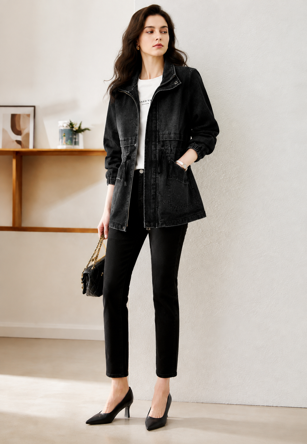 Parka chic pour femme disponible en noir et bleu, avec poches, parfaite pour le printemps et l'automne.