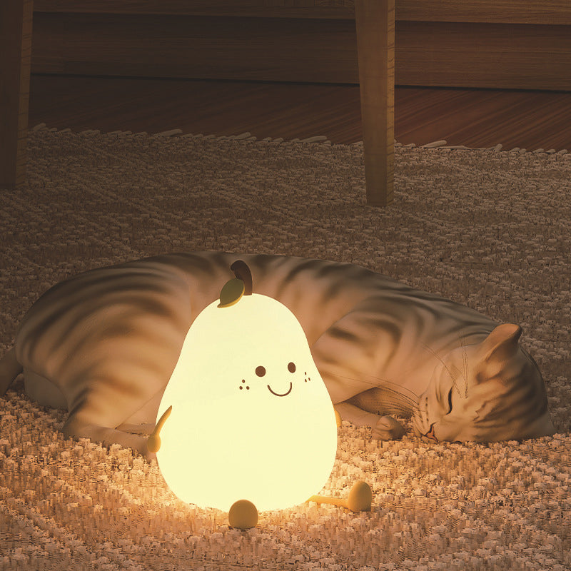 Lampe de nuit poire en silicone doux pour bébé, éclairage apaisant et sûr.