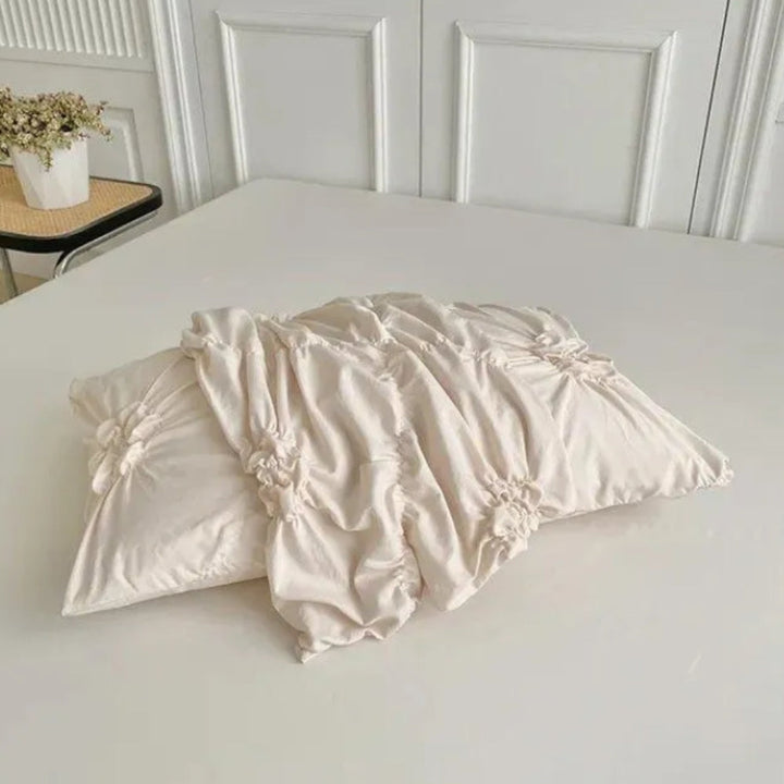 Housse de couette design à plis pincés, idéale pour une décoration de chambre élégante et moderne.
