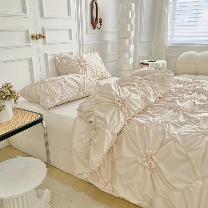 Parure de couette à plis pincés, élégante et facile d'entretien, pour un lit toujours impeccable.