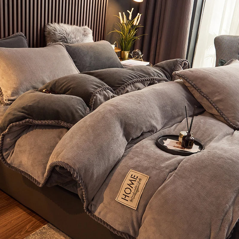 Literie luxe en velours polaire élégante, parure de couette queen pour une chambre à coucher chic et chaleureuse.