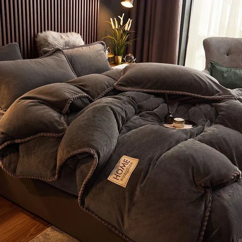 Parure de couette douillette en velours polaire, créant une ambiance chaleureuse et élégante dans la chambre.