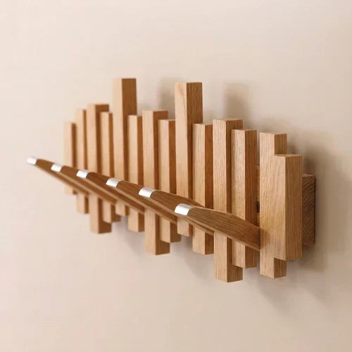 Rangement d'entrée moderne : patère murale design piano en bois naturel, crochets pratiques.