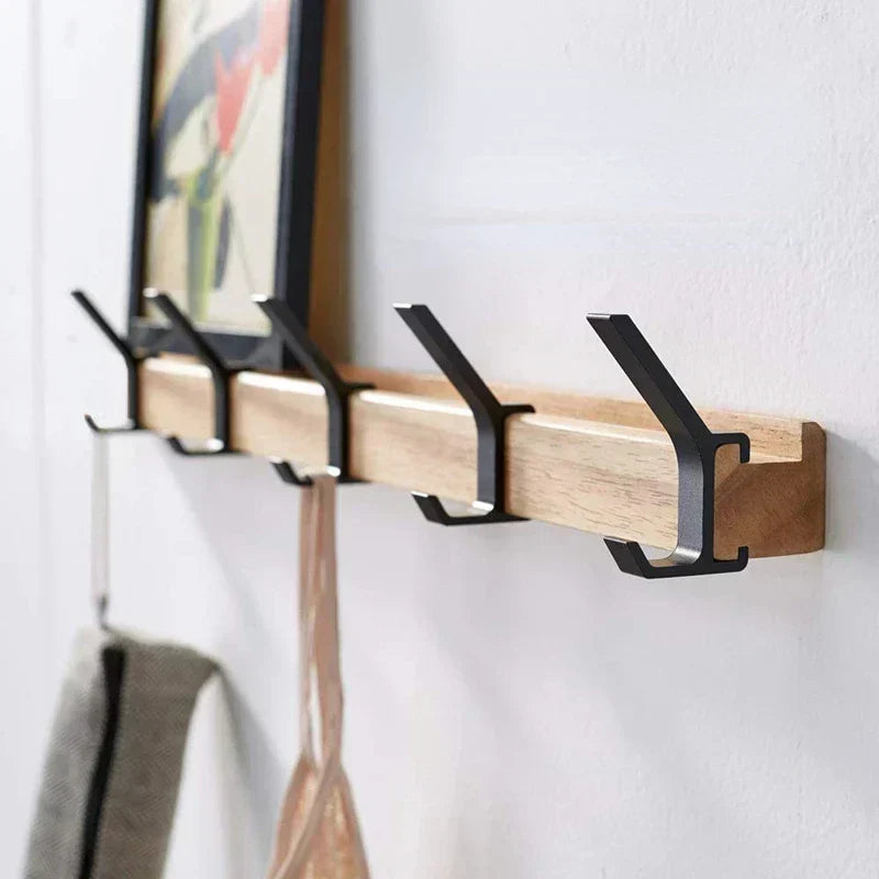 Patère murale design en bois et métal, avec crochets mobiles. Idéale pour un rangement modulable dans l'entrée.