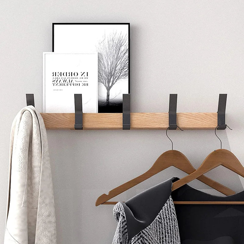 Patère murale modulable en bois et métal, gain de place et organisation stylée pour chambre ou entrée moderne.