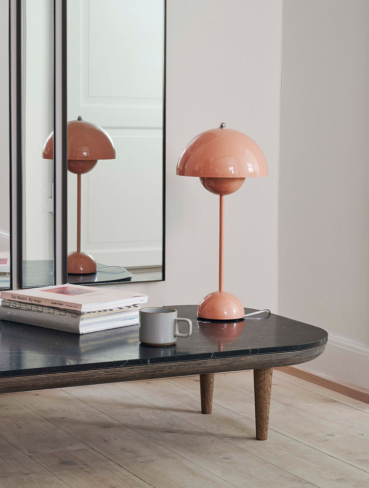 Lampe à poser rétro dimmable, éclairage LED puissant, abat-jour unique pour un intérieur design.