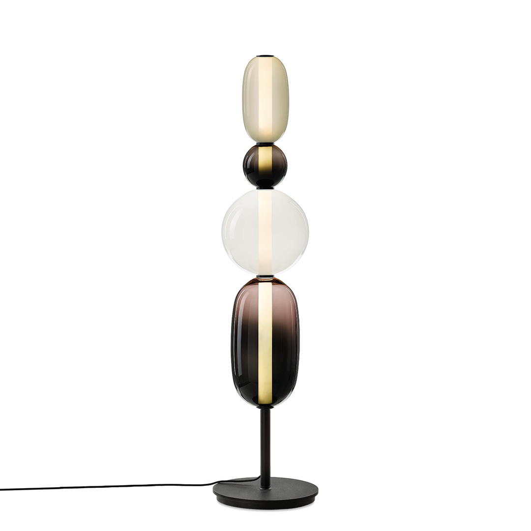 Lampe sur pied moderne, structure métallique et verre coloré, idéal pour un éclairage doux.