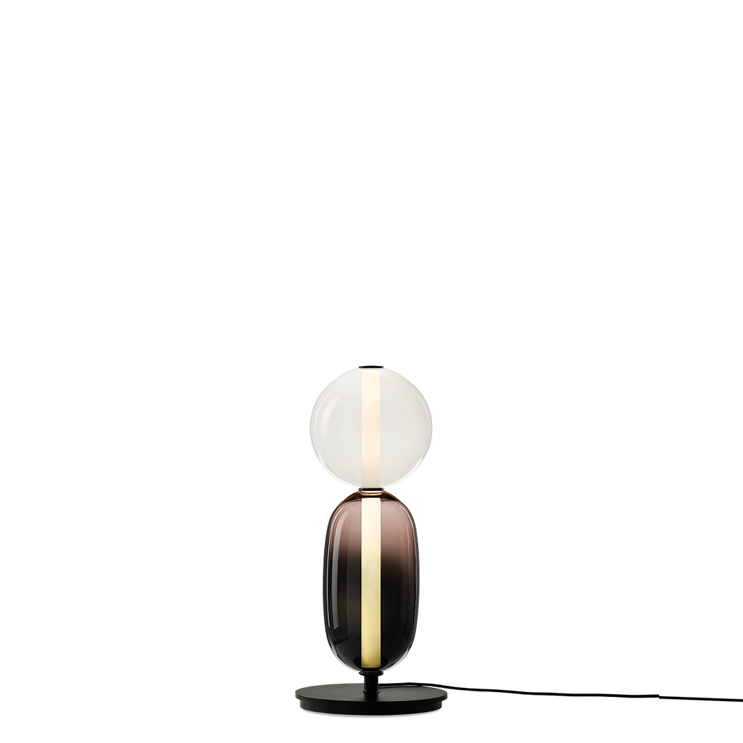 Lampe à poser au sol, abat-jour en verre coloré crée une ambiance lumineuse pour la chambre.