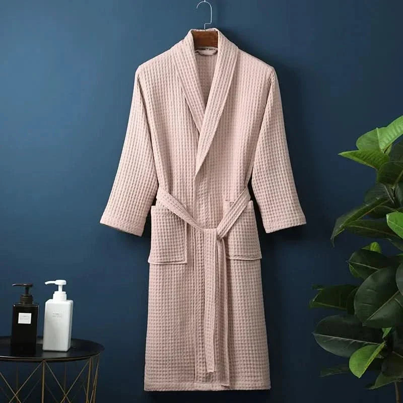 Peignoir unisexe nid-d'abeille doux et respirant pour la détente à la maison ou après la douche.