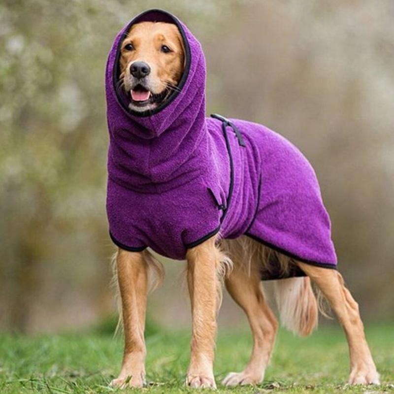 Peignoir de bain réglable en microfibre pour chien et chat, séchage rapide et confort post-bain.