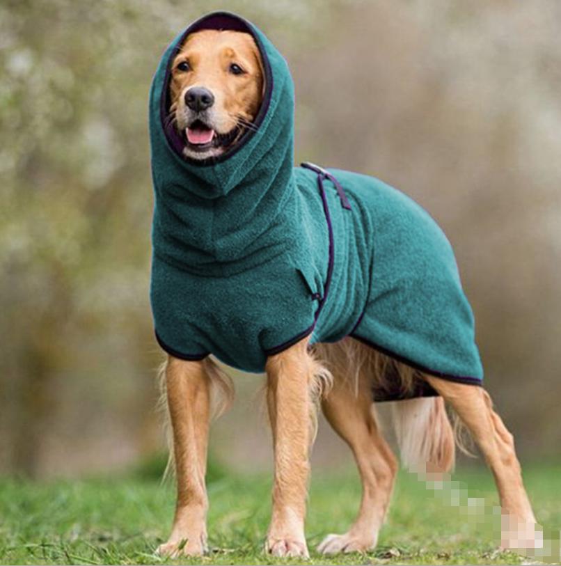 Peignoir de séchage réglable pour animaux, assure un ajustement parfait et un séchage rapide du pelage.