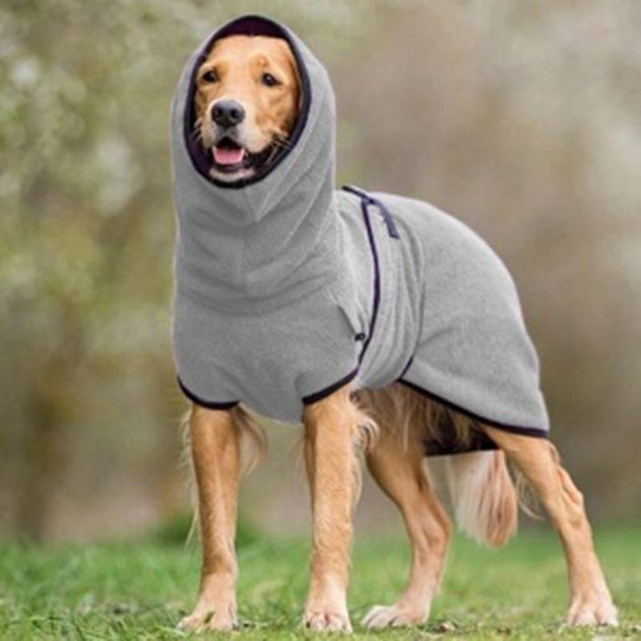 Chiot séchant son pelage avec un peignoir de bain réglable, très confortable et stylé après la douche.