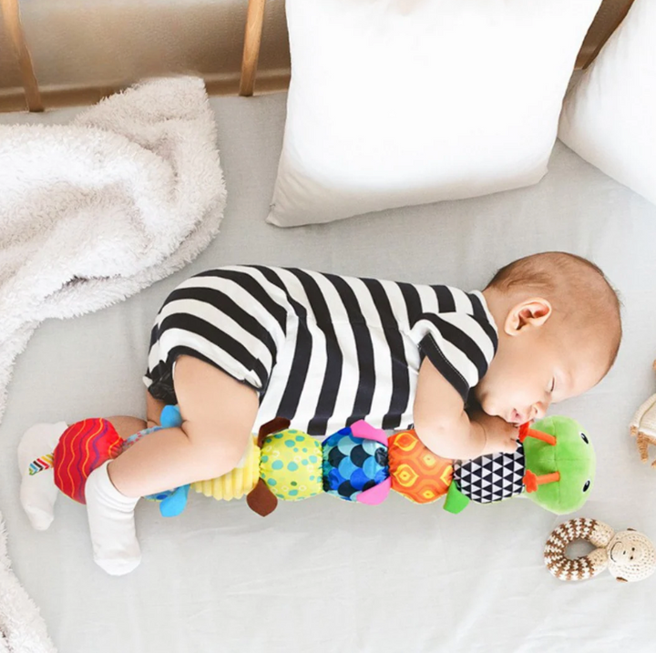 Jouet d'éveil chenille musicale sensorielle bébé, parfait pour explorer les sens et apprendre en s'amusant.
