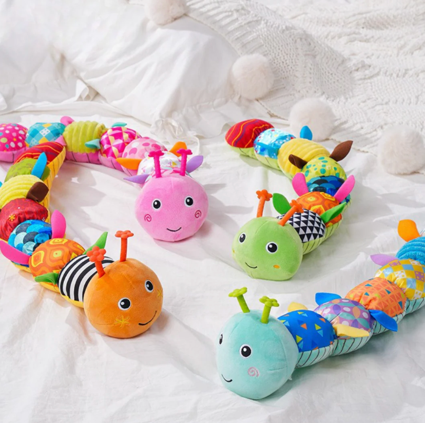 Adorable peluche hochet musical chenille pour bébé, éveil des sens, couleurs vives et textures douces pour le jeu.