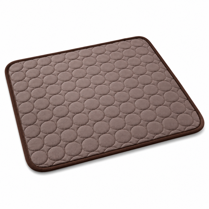 Tapis réfrigérant portable pour chien, accessoire de repos essentiel pour l'été.