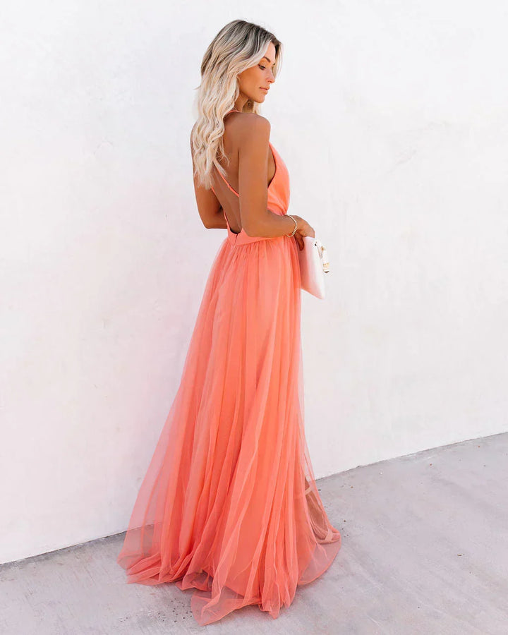 Robe de soirée midi orange, décolleté V profond et jupe évasée. Tenue chic pour toute occasion.