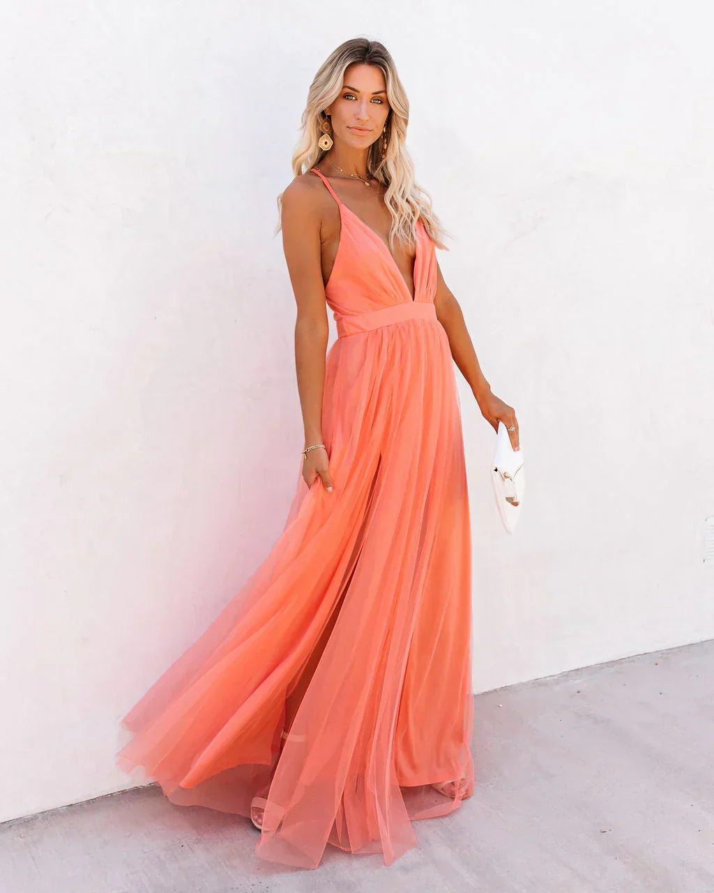Robe de cocktail élégante orange pour femme, décolleté V et jupe évasée. Idéale pour soirées.