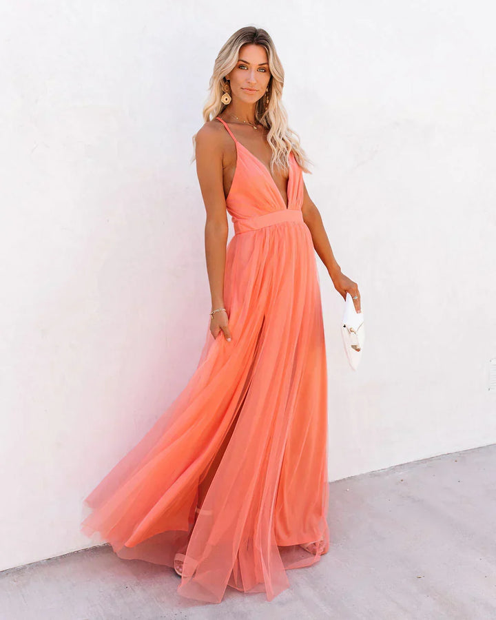 Robe de cocktail élégante orange pour femme, décolleté V et jupe évasée. Idéale pour soirées.