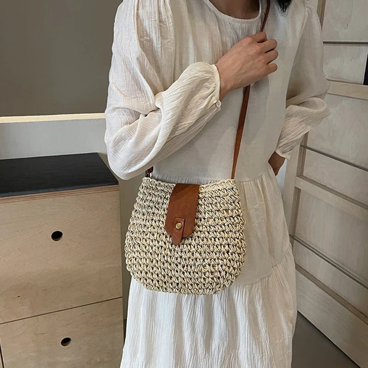 Sac bandoulière en paille tressée beige, petit sac à main femme au style bohème et chic, accessoire été.