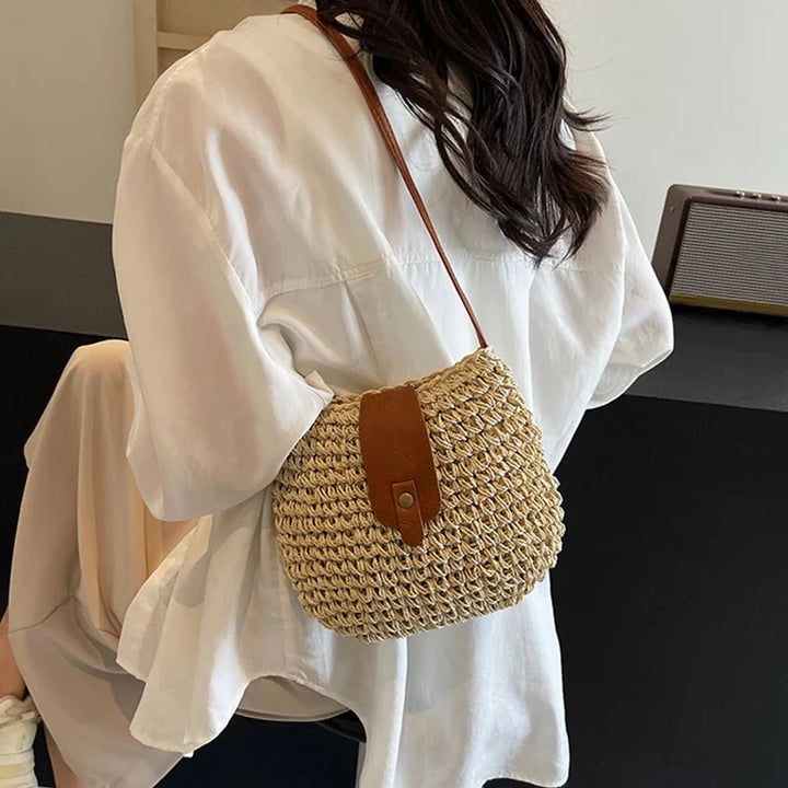Petit sac bandoulière femme en paille, style bohème chic, idéal pour l'été.
