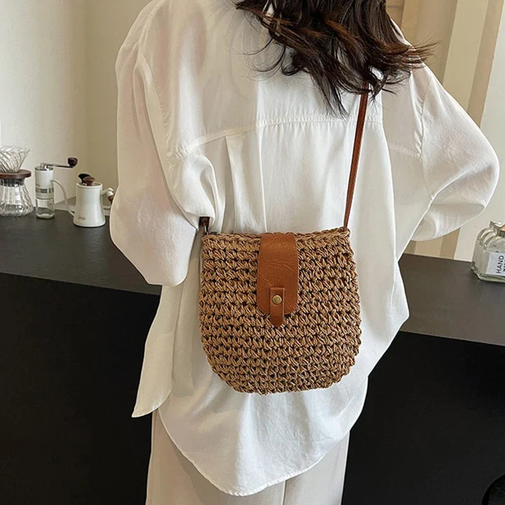 Sac paille chic pour femme, parfait comme petit sac d'été, porté épaule pour un look bohème.