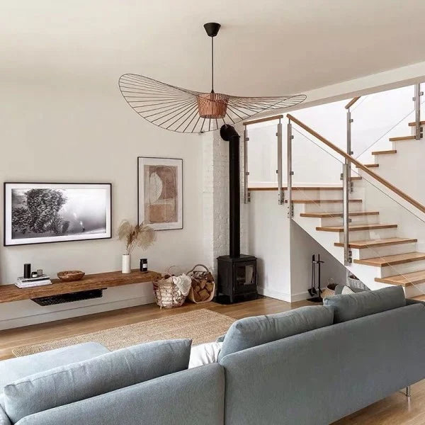 Superbe lampe suspendue design moderne, créant une ambiance lumineuse unique pour tout espace.