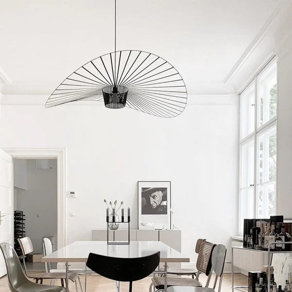 Éclairage intérieur élégant : lampe suspendue au style contemporain, parfaite pour bureau ou chambre.