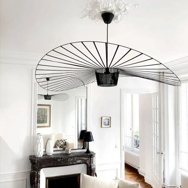 Illuminez votre espace avec cette lampe suspendue design, luminaire plafond au style contemporain.