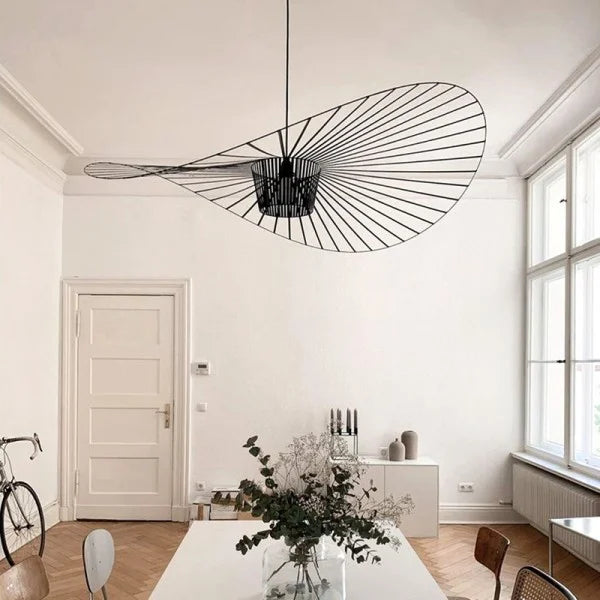 Lampe de bureau suspendue au design contemporain, offrant un éclairage fonctionnel et stylé.