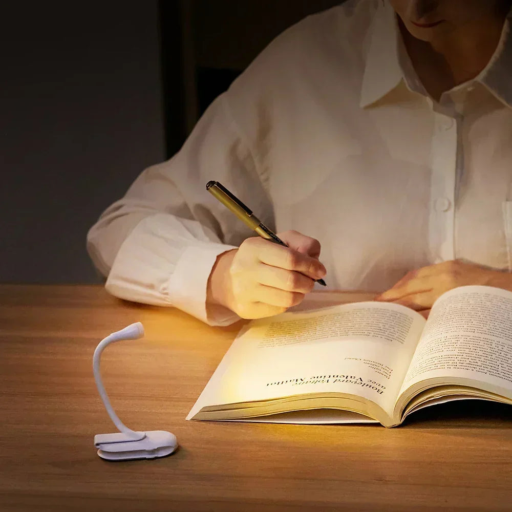 Lampe de lecture LED à clip avec protection oculaire, lumière dimmable sans scintillement, rechargeable USB.